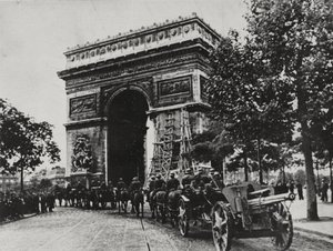 Alman birlikleri, Arc de Triomphe önünde Place de l