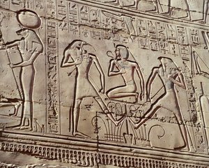Tanrılara sunulan adakları tasvir eden iç duvar kabartmaları, tanrılar Thoth ve Horus ile genç Ramses II'yi gösteren detay by Unbekannt Unbekannt