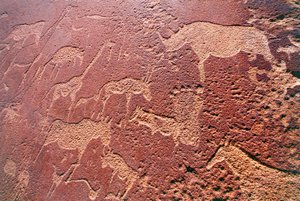 Namibya, Damaraland Wilderness Area, Twyfelfontein, Brandberg Dağları, Taş Devri kaya gravürleri by Unbekannt Unbekannt