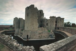 Raglan Castle, Monmouthshire, South Wales, UK (photo) by Unbekannt Unbekannt