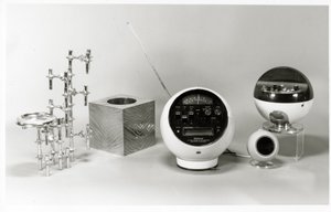 Retro masa, atık kağıt kutusu ve müzik çalarlar (s/b fotoğraf) by Unbekannt Unbekannt