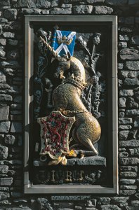 Tek boynuzlu at, Holyrood sarayının cephesinde hanedan arması, Edinburgh, İskoçya, Birleşik Krallık by Unbekannt Unbekannt