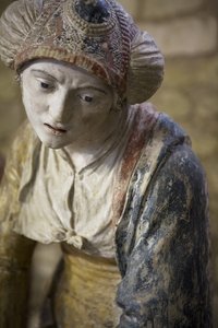 Kaputtaki kutsal kadın (boyalı taş) by Ligier Richier