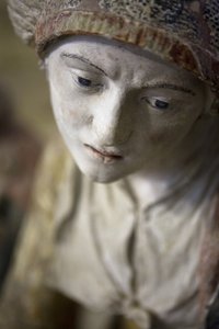 Kaputtaki kutsal kadın (boyalı taş) by Ligier Richier