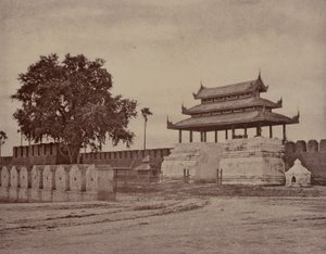 Amerapoora: Şehrin Ooh-nein Kapısı by Linnaeus Tripe