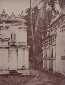 Amerapoora: Heykelin yakınındaki Pagodalar arasında görüntüleyin by Linnaeus Tripe