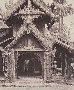 Pugahm Myo: Shwe Zeegong Pagoda Avlusunda Oyma Kapı by Linnaeus Tripe