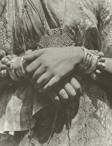 Kandyanlı bir hanımın elleri (s/b fotoğraf) by Lionel Wendt
