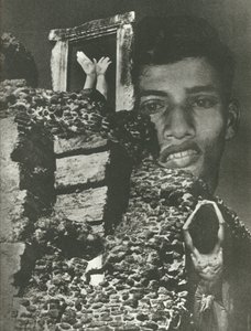 Dengeli şaşkınlıkların sefaleti (s/b fotoğraf) by Lionel Wendt