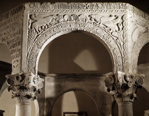 Lombard Sanatı, Liutprand Rönesansı (Liutprandus) Lombardların Kralı: kabartma dekor detayları, 730-740 (Rinascenza liutprandea, kabartmalı kemer detayı) Cividale del Friuli, Museo Cristiano di Cividale nel Friuli, vaftiz de san Callisto