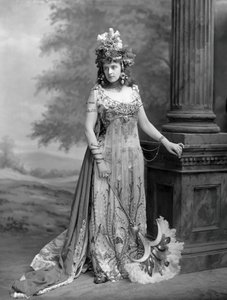 Bayan Algernon Bourke 1870-1967, kızlık soyadı Guendolin Irene Emily Sloane-Stanley..., 1897. by London . Photo studio Lafayette