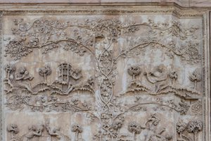 Naamah çocuğa okumayı öğretiyor ve Tubal-cain çekiçle çanları dövüyor; Enos, Seth