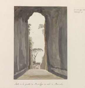 Uitgang van grot Crypta Neapolitana (Grotta di Posillipo'dan) aan de kust van Pozzuoli Pozzuoli yakınlarındaki Pausilype mağarasından çıkış (nesne üzerinde başlık) İtalya, Sicilya ve Malta'da seyahatler - 1778 (dizi başlığı)