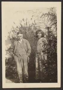 [Fleckenstein ve Florence in Garden] by Louis Fleckenstein