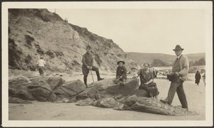 [Fleckenstein Fotoğraf Makinesi ve Ailesi ile Sahilde] by Louis Fleckenstein