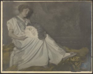 [Florence Büyük Yelpazesi ile Oturuyor] by Louis Fleckenstein