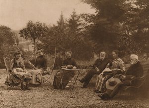 Bir grup erkek ve kadın, bir masanın yanında oturmuş konuşuyorlardı, 1937