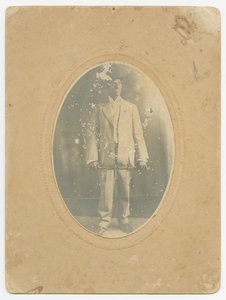 Bir adamın fotoğrafı, ca. 1910. by Lucius Harper