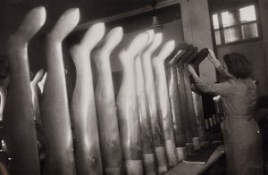 Çorap fabrikasında çalışacak işçiler by Luigi Leoni