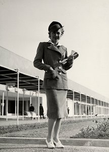 "Graldi" moda evi tarafından oluşturulan bir takım elbise modeli. Sert bir şapka topluluğu tamamlar. (s/b fotoğraf) by Luis Bogino