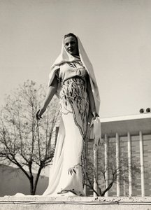 "Lamma" moda evi tarafından yaratılmış, çiçek desenli kumaştan bir gece elbisesi içinde model. Makale uzun bir peçe ile tamamlanmıştır. (s/b fotoğraf)