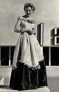 "Graldi" moda evi tarafından yaratılan balo elbisesi modeli. Ürün, çiçek aplikelerle süslenmiş düşük boyun çizgisi ve tam etek ile karakterizedir. (s/b fotoğraf) by Luis Bogino