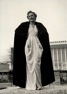 Abiye model, "Graldi" moda evinin bir kreasyonu. Ürün, kürklü bir pelerin ile tamamlanmaktadır. (s/b fotoğraf)