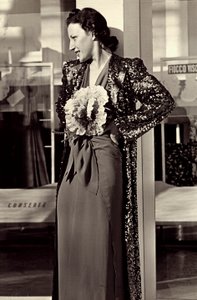 İtalyan moda evi "Dragoni" tarafından yaratılan gece elbisesi modeli. Ürün etkileyici bir çiçekle süslenmiş ve payetli bir pardösü ile tamamlanmıştır. (s/b fotoğraf) by Luis Bogino