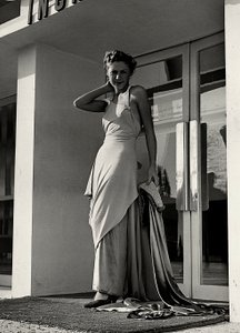 "Graldi" moda evi tarafından yaratılan gece elbisesi modeli. Ürün, yapay elmas omuz askıları ile süslenmiş dekolte bir yaka ve uzun bir kuyruk ile karakterizedir. (s/b fotoğraf) by Luis Bogino