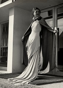 "Graldi" moda evi tarafından yaratılan gece elbisesi modeli. Ürün, hafif kumaştan bir manto ile tamamlanmaktadır. (s/b fotoğraf)