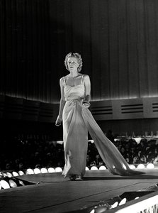 Bir podyumda, taşlı omuz askılı gece elbisesi içinde fotoğraflanan model; makale, moda evi "Fumach" ın bir eseridir. (s/b fotoğraf)