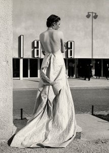 Arkadan görülen model, moda evi "Lamma" tarafından yaratılan bir gece elbisesi giyiyor. Makale, düşük sırt ve uzun bir tren ile karakterizedir. (s/b fotoğraf) by Luis Bogino