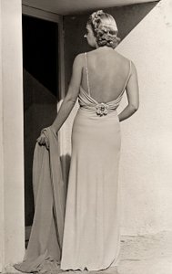 Arkadan görülen model, moda evi "Fumach" dan gece elbisesi giyiyor. Ürün arka kısmı çıplak bırakıyor ve mücevherli bir iğne ile süsleniyor. (s/b fotoğraf)
