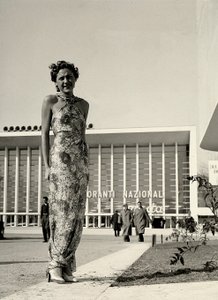Model, moda evi "Graldi" tarafından yaratılan çiçek desenli uzun bir elbise giyiyor. (s/b fotoğraf)