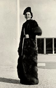 Model, İtalyan moda evi "Dragoni" tarafından yaratılan gümüş tilki bir palto giyiyor. Takım işlemeli bir şapka ile tamamlanmıştır. (s/b fotoğraf)