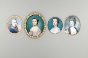 Bayan Arabella Walker-Heneage, née Cope (d.c. 1818), dantel bordürlü krem rengi elbise ve kürk bordürlü cübbesi, yukarı kıvrık saçlarına inciler dolanmış, gökyüzü ve bulut arka planı