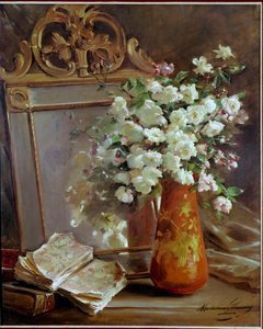 Ayna, buket çiçek ve kitap ile kırmızı vazo natürmort. Madeleine Lemaire (1845-1928), 20. yüzyıl tablosu. Özel koleksiyon