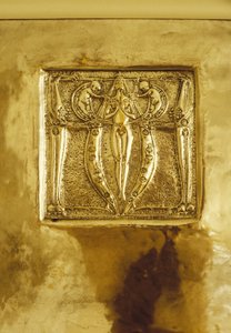 120 Mains Street, Glasgow, Repousse metal levhası için tasarlanmış mobilyalar, orijinal olarak şöminenin üzerinde, 1900 dolayları (metal) by Margaret Macdonald