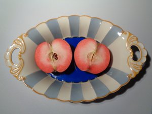 Kraliyet ayrıcalığına sahip Tettau porselen fabrikasından kırmızı elmalı porselen by Martina Konitzky