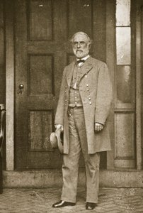 General Robert E. Lee, 1865 Nisan'ında Richmond'daki evinin önünde duruyor. by Mathew B. Brady