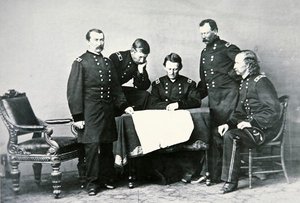 General Sheridan (1831-88), George Custer (1839-76) dahil personeliyle konferansta (s/b fotoğraf)