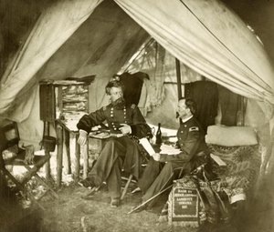 General Jefferson C. Davis & Çadırda Oturan memur, pub.1861 (fotoğraf) by Mathew and studio Brady