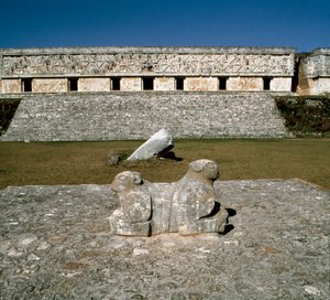 Vali sarayının görünümü, iki jaguar sunağı, 9.-10. yüzyıl by Mayan