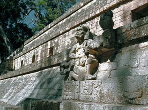 Copan hükümdarlarının heykelleri ile Akropolis duvarının görünümü, klasik dönem 7-8. by Mayan