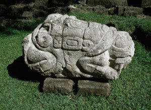 Bir gres bloğuna oyulmuş zoomorfik sunak by Mayan