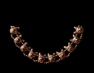 Kolomb öncesi sanat, Maya uygarlığı, klasik sonrası dönem: jaguar başları şeklindeki elementlerden oluşan altın kolye. 600-1100, Iximche, Chimaltenango, Guatemala