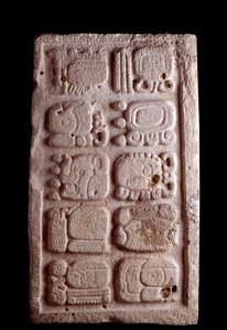 Önolojik Sanat, Maya Medeniyeti, Klasik Dönem: Düşük kabartmalarda glifler sunan bir merdiven parçası. karartmak 35,5x61 cm Guatemala, Museo Nazionale Di Archeologia E Etnologia - Columbian Sanatı, Maya Medeniyeti, Klasik Dönem (C. 250 - 9 by Mayan Mayan