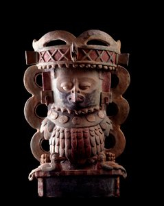 Kolomb öncesi sanat, Maya uygarlığı, klasik dönem: antropomorfik kilden tütsü vazosu, quetzal kuşu maskesi takan bir karakterin temsilini süslüyor. Purulha, Guatemala Sun