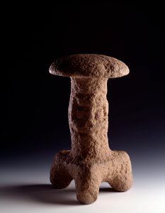 Kolomb öncesi sanat, Maya uygarlığı, klasik dönem: tripod mantarı şeklinde taş heykel. Chimaltenango, Guatemala