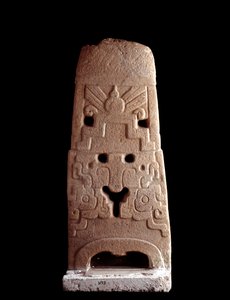 Kolomb öncesi sanat, Maya uygarlığı, klasik öncesi dönem: bir tanrının üslup maskesinin taş stel dekoru. MS 600-1100, Saca Tepequez, Guatemala